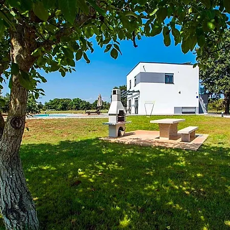 ホテル Mauri - Medulin - Large Garden, Very Quiet Location 2*