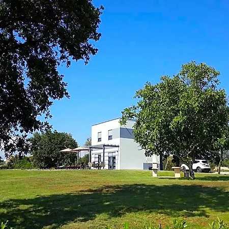 Mauri - Medulin - Large Garden, Very Quiet Location ホテル 2*